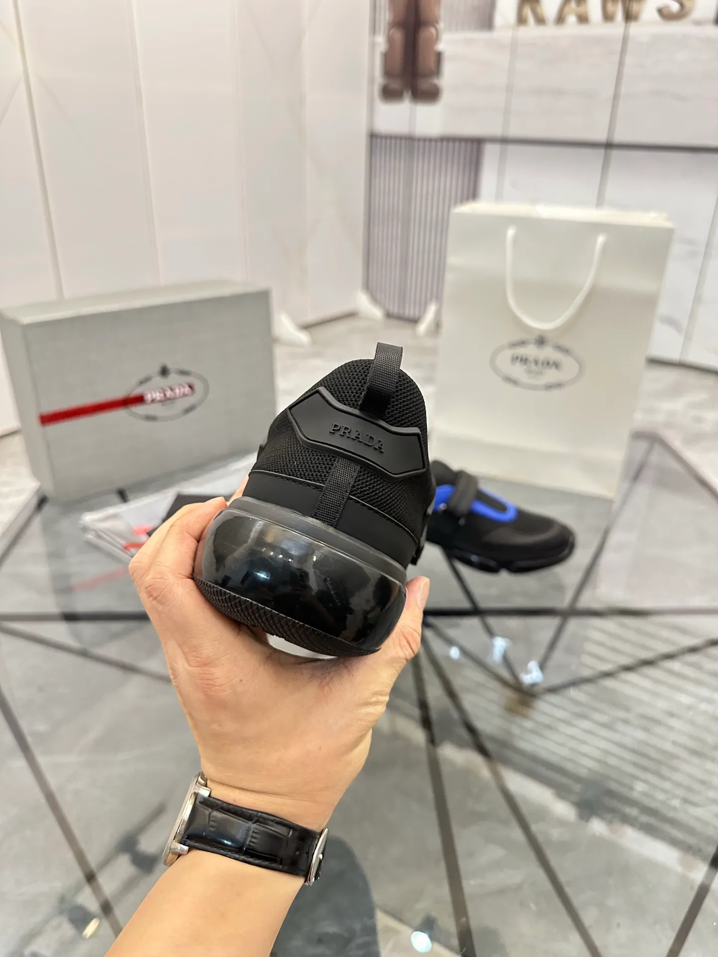Men's shoes: 💰P500¥ High-end top quality Product trademark: Prada *"Prada*" low-top casual shoes Regular size: 38-45 (can be customized to 46) One size larger Product materials: imported breathable fly weave upper, professional glue-making process, breathable lining, cowhide foot pads, original outsole. No.: 001